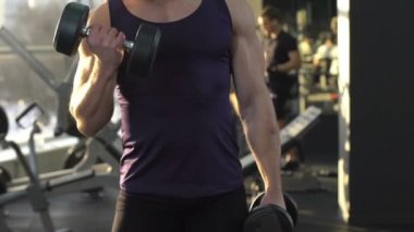 Alternatif halter curl portre, spor olarak sabah çalışma performans sporcu