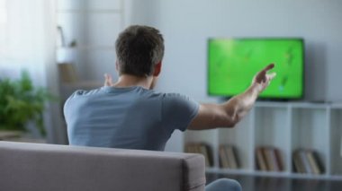 Adamım, evde büyük ekranda izlerken futbol maçı onun favori takım tezahürat