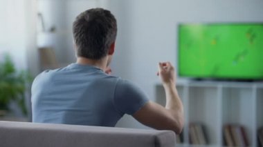 Futbol fanatiği eleme maçında, rekabet tehlikeli an izlerken sinir