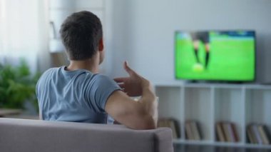 Patlamış mısır yemek, oyuncular televizyonda eleştiren, nasıl puanı öğretim futbol fan
