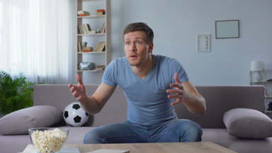 Adam futbol takımı, izlerken tv radyo yayını, mutsuz fan yenilgisi hakkında üzgün
