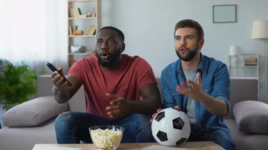 Çok ırklı çocuklar futbol maçı, favori takım yenilgisinden tarafından hayal kırıklığına izlerken