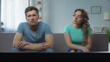 Kaç sessizce birbirimizi ilişki kriz görmezden tv izlerken çatışma içinde