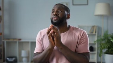 Hedef sevindirici Afro-Amerikan futbol fan izlerken maç TV evde, heyecanlı