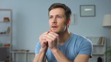 Tv, destekleyici futbol takımı, sevinçli hedef oyunu izlerken enerjik erkek fan