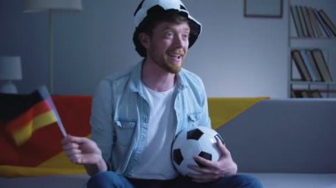 Alman futbol fan Divan, Milli takım destekleyen oyun izlerken hevesli