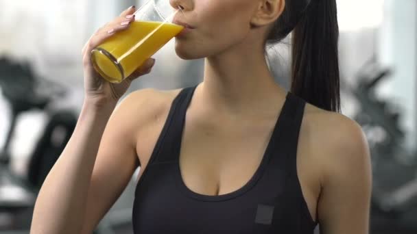 Slim signora bere succo dopo l'allenamento in palestra, equilibrio della dieta ed esercizi — Video Stock