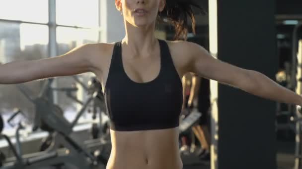 Mujer concentrada haciendo ejercicio de salto, fitness por la mañana, estilo de vida saludable — Vídeo de stock