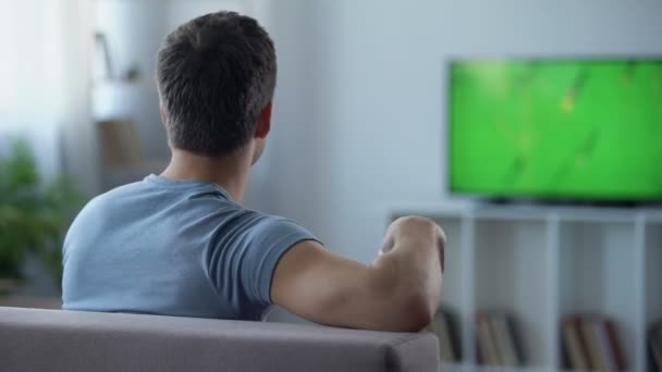 Man verstoord door slechte kwaliteit digitale televisie, vertraging van de voetbal wedstrijd uitzending — Stockvideo