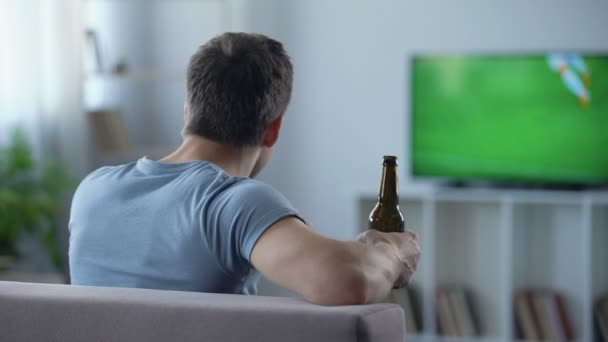 Чоловік прихильник дивиться футбол пиво, розчарований краваткою в матчі — стокове відео