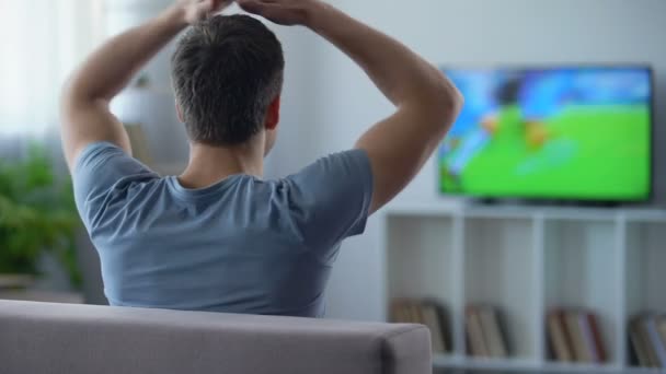 Ardiente fanático del fútbol nervioso viendo semifinales, final de la primera mitad, vista trasera — Vídeos de Stock