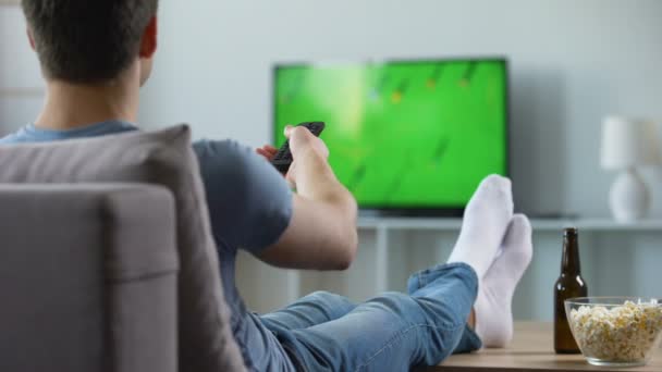 Спортивные фанаты смотрят запись пропущенного футбольного матча, современные технологии Smart TV — стоковое видео