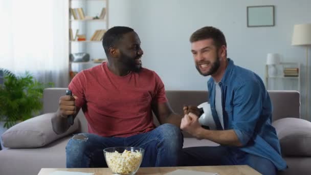 Amigos felices viendo el partido de fútbol, dando choco cinco, ganando la selección nacional — Vídeos de Stock