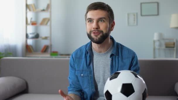 Neşeli adam yüksek sesle çığlık izlerken futbol maç, başarılı oyun sonuç — Stok video