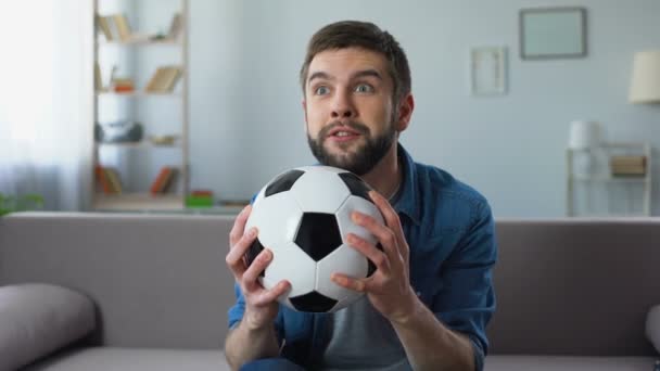 Mladý muž nervózně sledují fotbalový zápas v televizi doma, frustrovaný tým ztrátou — Stock video