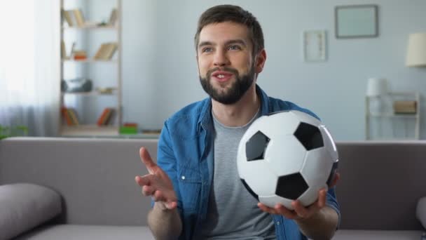 Abanico desesperado decepcionado por el mal juego de la selección nacional de fútbol, competencia — Vídeo de stock