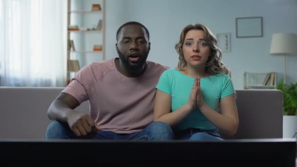 Pareja viendo partidos deportivos en casa de la televisión, celebrando la victoria, juego exitoso — Vídeos de Stock