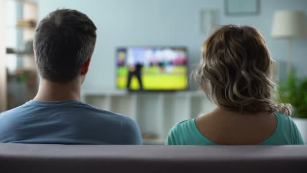 Mann wechselt nervös die Kanäle, schlechte Qualität der digitalen Smart-TV-Verbindung — Stockvideo