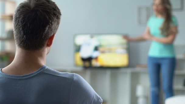 Meisje zenuwachtig gillen bij vent, verbiedt hem om naar te kijken tv sport concurrentie — Stockvideo