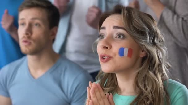 Французские болельщики празднуют победу сборной, смотрят футбольный матч — стоковое видео