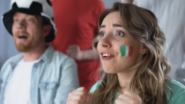 Partidarios italianos viendo el partido en la televisión, gritando y apoyando a la selección nacional — Vídeos de Stock