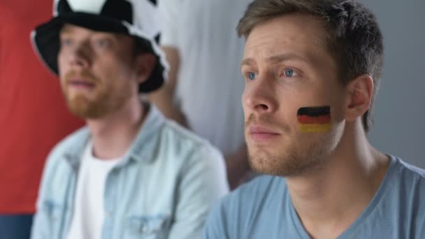 Partidarios alemanes viendo partidos de fútbol juntos, celebrando la victoria del equipo — Vídeos de Stock