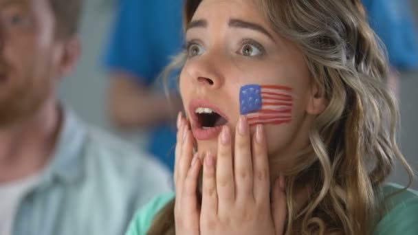 Aficionada americana viendo el partido de fútbol en casa, celebrando la victoria — Vídeo de stock