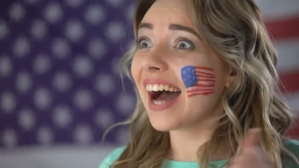 Felice ragazza americana tifo con il sorriso in faccia, sostenere il candidato, le elezioni — Video Stock