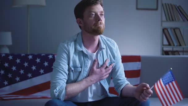 Patriota emocional cantando himno nacional americano, amor de corazón por el estado — Vídeo de stock