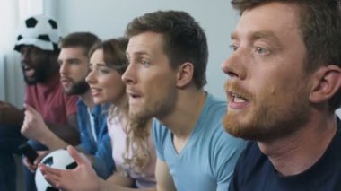 Televizyonda evde, uygun eğlence futbol izlerken hayranları grup