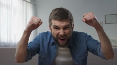 Adam inanılmaz mutluluk, heyecan, ifade zafer jesti yumruklarını kaldırdı