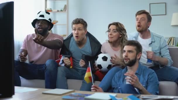 Aktive deutsche Fußballfans, die das Spiel zu Hause im Fernsehen verfolgen, feiern den Sieg — Stockvideo