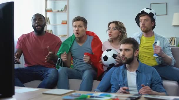 Fans multiétnicos de Portugal viendo el partido en casa, celebrando el gol juntos — Vídeos de Stock