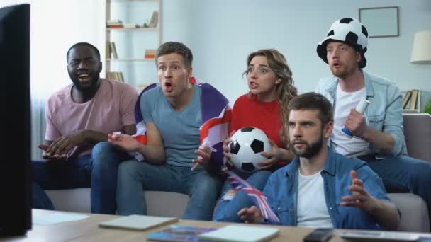 Amigos britânicos assistindo jogo de futebol na TV, regozijando objetivo da equipe nacional — Vídeo de Stock