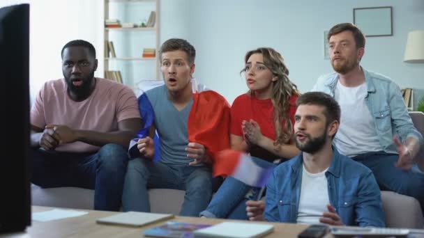 Fãs de futebol francês assistindo jogo na televisão em casa, gritando e se alegrando — Vídeo de Stock