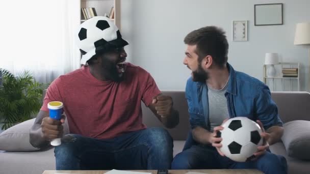 Los aficionados al fútbol masculino rugiendo con entusiasmo después de que la selección nacional anotó gol, lento-mo — Vídeo de stock