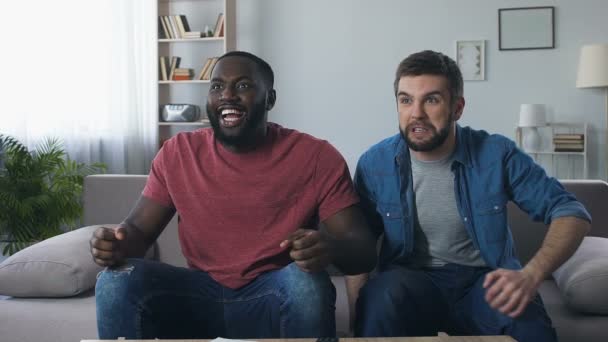 Amigos emocionalmente assistindo jogo esportivo, explosão de felicidade após gol marcado — Vídeo de Stock