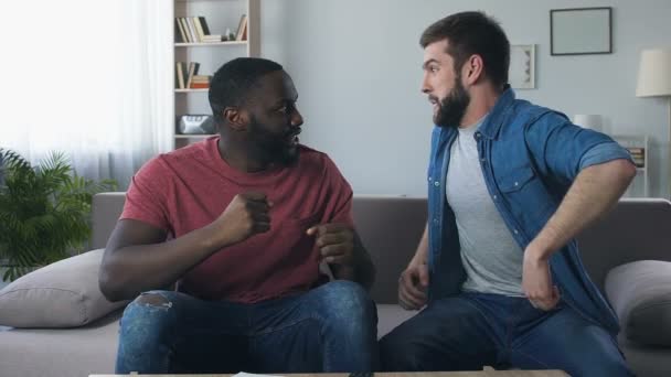 Чоловіки друзі дивляться футбол, голосно ганяючись після перемоги в півфіналі — стокове відео