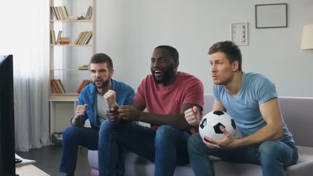 Mannen kijken naar voetbal, hoge verwachting van doel, barstte uit roaring nadat scoorde — Stockvideo