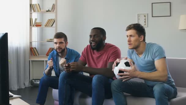 Футбольні фанати дивляться фінал вдома, реготують після забитих голів, чоловічі збори — стокове відео