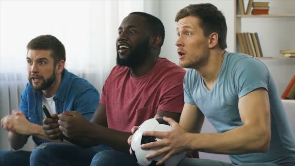 Amigos assistindo jogo de futebol jogo final, estourou rugindo após golo marcado — Vídeo de Stock