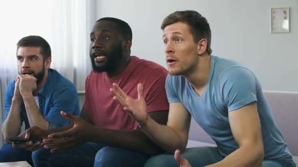 Les gars regardent le sport à la maison, déçus par la défaite de l'équipe, rassemblements masculins — Video