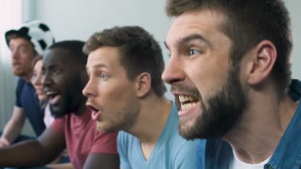 Primer plano de fan rugiendo duro después de anotar gol, momento decisivo en el fútbol — Vídeo de stock