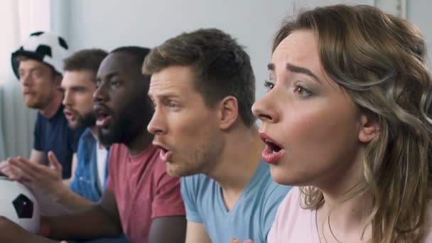 Favori takımı için tezahürat arkadaşlarıyla futbol izlerken kız closeup — Stok video