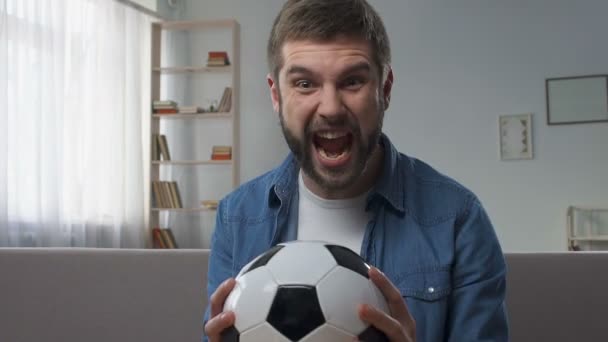Fanático del fútbol gritando furiosamente, regocijándose por la victoria de la selección nacional, lento-mo — Vídeo de stock