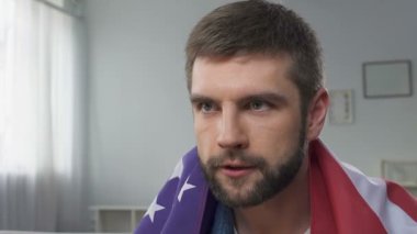 Zaferini kutluyor futbol takımı için tezahürat sallayarak Amerikan bayrağı, Genç adam