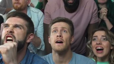 Mutlu futbol taraftarları barda televizyonda maç izlerken muzaffer sloganlar ilahi