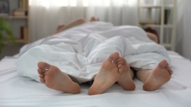 Karı koca endişeyle battaniye yatak, aile kavga, çatışma çekerek