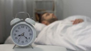 Adam yatakta için zil çalar saat, sağlıklı yaşam, disiplin uyanma