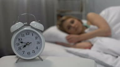 Uyku çalar saat, jet lag zil kulakları yastık tahriş kapanış kadın